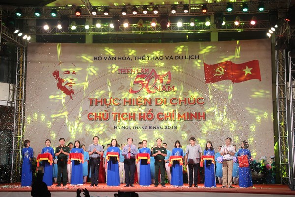 Dấu ấn triển lãm “50 năm thực hiện Di chúc Chủ tịch Hồ Chí Minh” - Anh 1