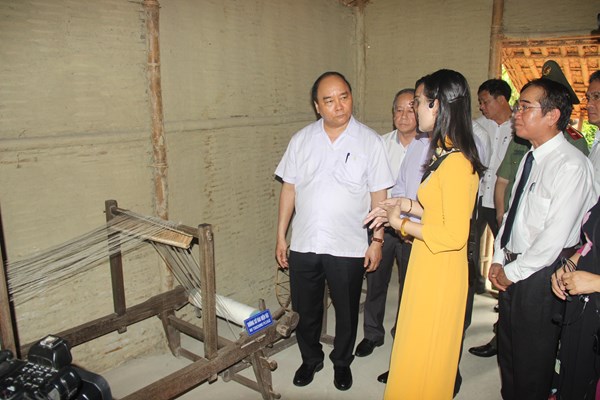 Thủ tướng dâng hương tại Nhà lưu niệm Bác Hồ ở Huế - Anh 1