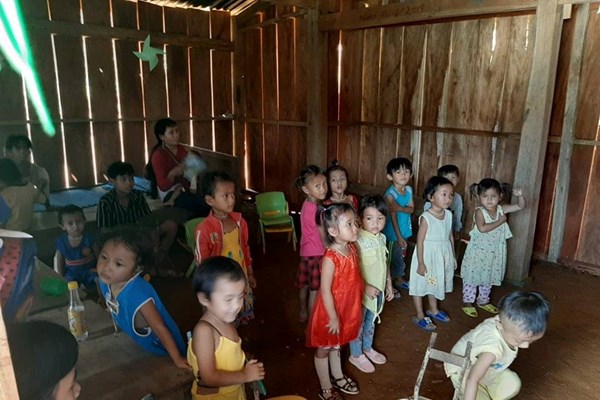 Làng phải di dời, hàng chục trẻ phải học tạm tại nhà dân - Anh 1