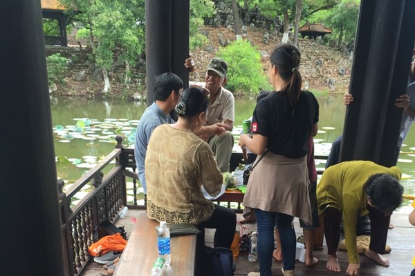 Khách tham quan “vô tư” bày đồ ăn và uống bia tại di tích Xung Khiêm Tạ- lăng Tự Đức - Anh 1