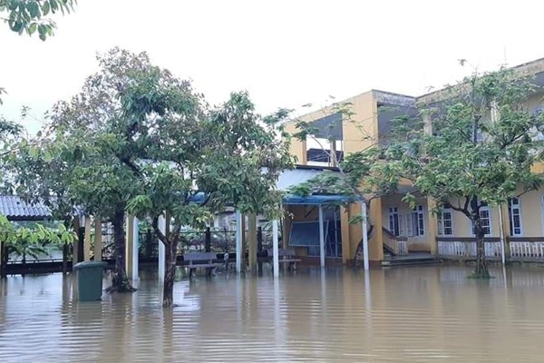 TT-Huế: Nước sông Ô Lâu dâng cao, hàng nghìn học sinh phải nghỉ học - Anh 2