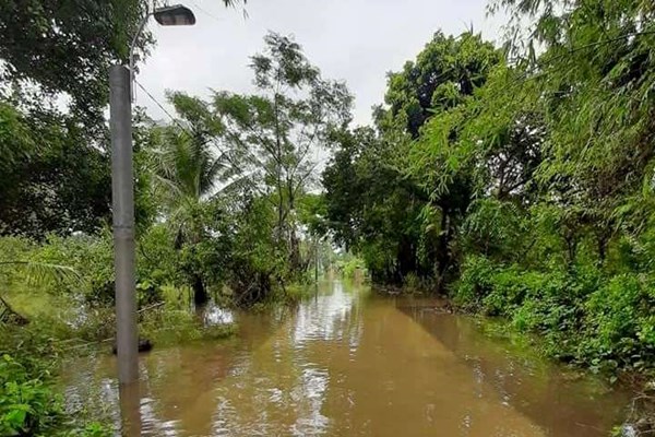 TT-Huế: Nước sông Ô Lâu dâng cao, hàng nghìn học sinh phải nghỉ học - Anh 3