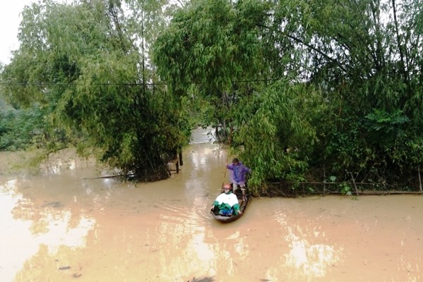 Hà Tĩnh: Mưa dồn dập, nước lũ lên nhanh, thủy điện bắt đầu xả tràn - Anh 1
