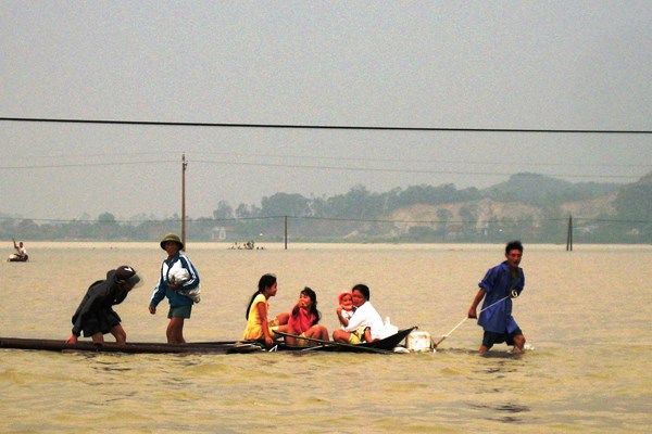 Hà Tĩnh:Mưa trắng trời, hàng ngàn học sinh không thể dự khai giảng năm học mới - Anh 9