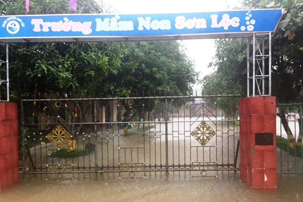 Hà Tĩnh:Mưa trắng trời, hàng ngàn học sinh không thể dự khai giảng năm học mới - Anh 1