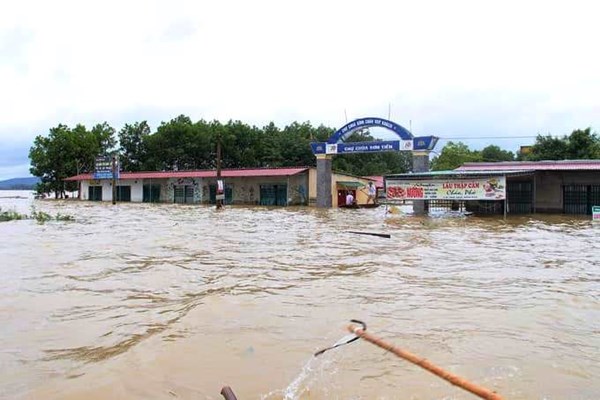 Hà Tĩnh:Mưa trắng trời, hàng ngàn học sinh không thể dự khai giảng năm học mới - Anh 2