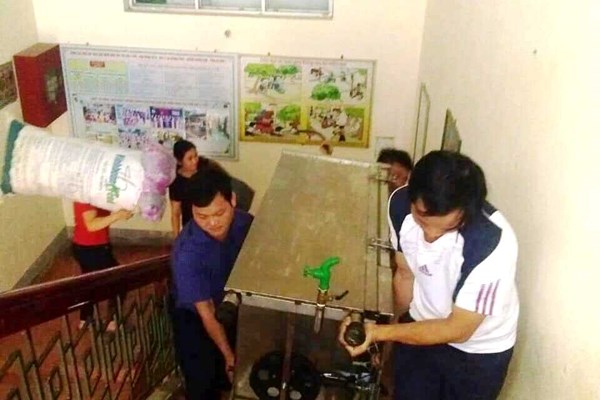 Hà Tĩnh:Mưa trắng trời, hàng ngàn học sinh không thể dự khai giảng năm học mới - Anh 3