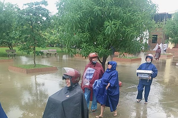 Hà Tĩnh:Mưa trắng trời, hàng ngàn học sinh không thể dự khai giảng năm học mới - Anh 6