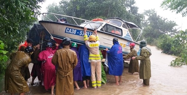 Hà Tĩnh:Mưa trắng trời, hàng ngàn học sinh không thể dự khai giảng năm học mới - Anh 7