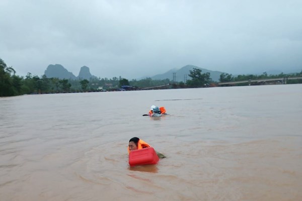 Miền Trung oằn mình chống lũ - Anh 2