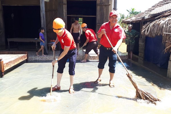Hội Chữ thập đỏ Việt Nam hỗ trợ người dân miền Trung bị thiệt hại bởi mưa lũ - Anh 3
