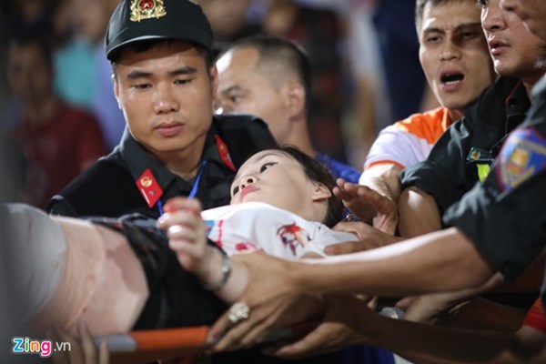 CĐV Hà Nội đi cấp cứu do trúng pháo sáng trên sân Hàng Đẫy - Anh 1