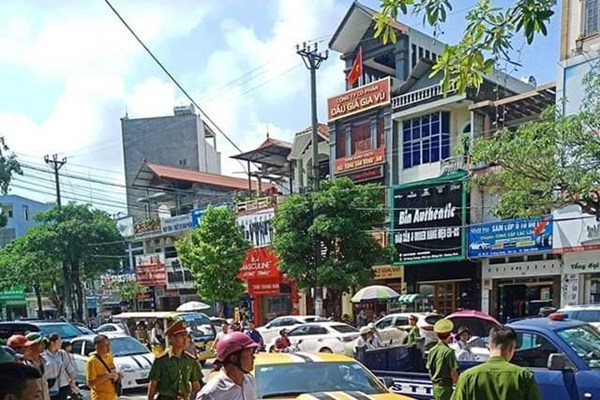Quảng Ninh: CSGT dùng súng AK đập vỡ kính xe sang bỏ trốn - Anh 1