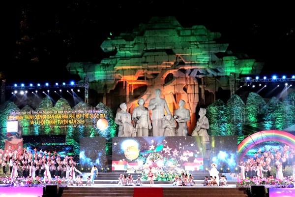 Lung linh sắc màu Đêm hội Thành Tuyên - Anh 1
