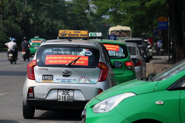 Mọi loại taxi phải có hộp đèn gắn cố định trên nóc xe - Anh 1