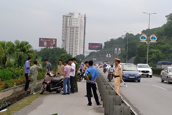 Một phụ nữ bị kẻ lạ mặt dùng dao đâm trọng thương - Anh 2