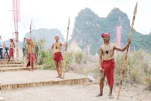 Tháo dỡ phim trường “Kong” trong Quần thể danh thắng Tràng An - Anh 1
