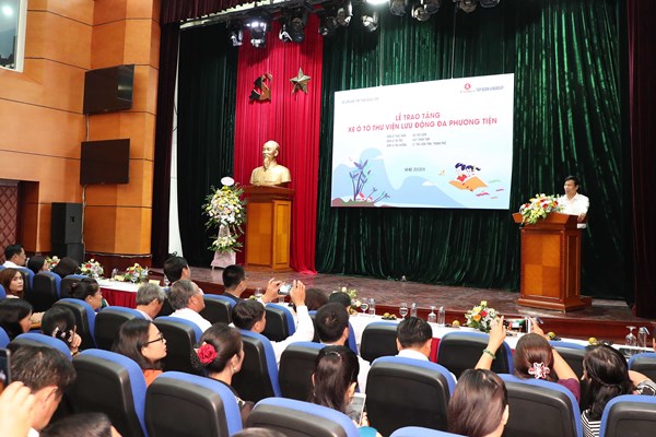 Trao tặng 31 xe ô tô thư viện lưu động đa phương tiện - Anh 1