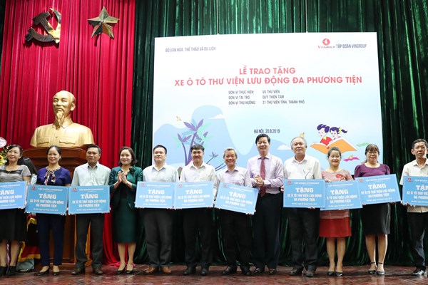 Trao tặng 31 xe ô tô thư viện lưu động đa phương tiện - Anh 6