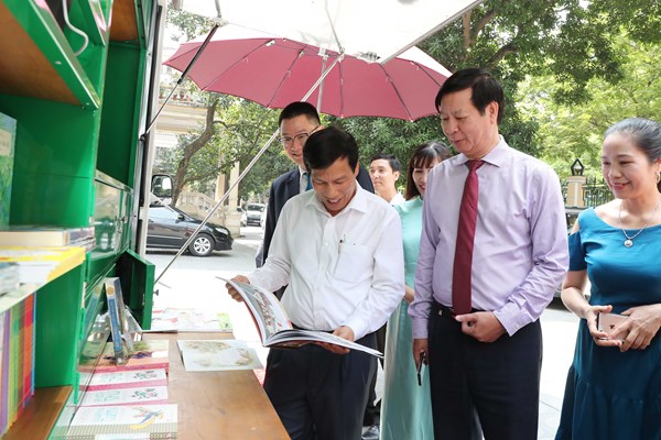 Trao tặng 31 xe ô tô thư viện lưu động đa phương tiện - Anh 3