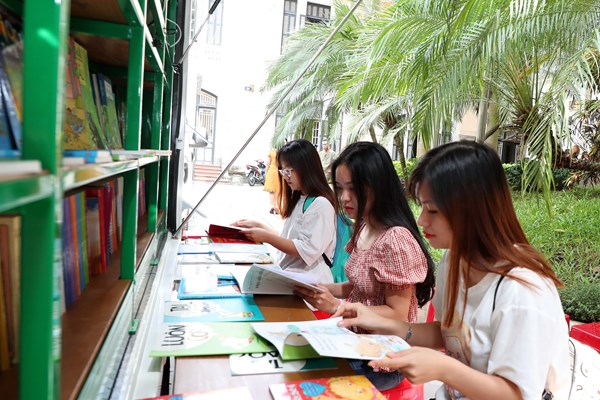 Trao tặng 31 xe ô tô thư viện lưu động đa phương tiện - Anh 4