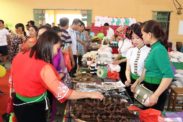 Say đắm màn múa xòe Nghĩa Lộ: 