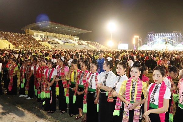 Say đắm màn múa xòe Nghĩa Lộ: 