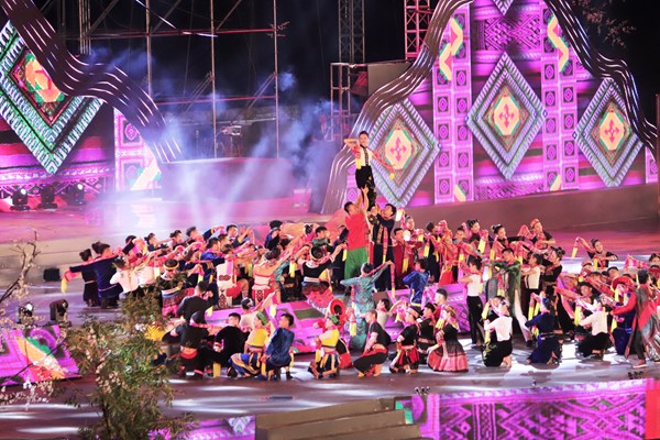 Say đắm màn múa xòe Nghĩa Lộ: 