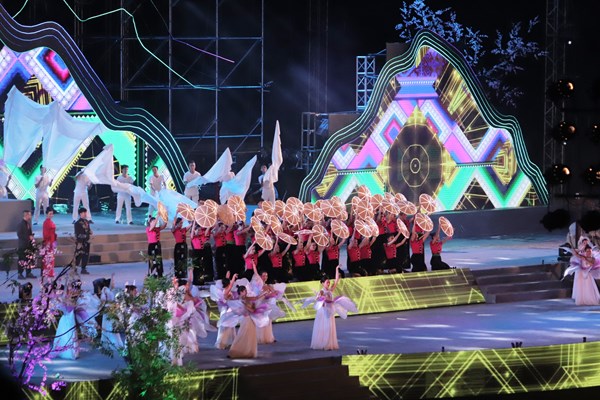 Say đắm màn múa xòe Nghĩa Lộ: 
