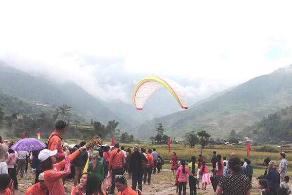 Lên Mù Cang Chải ngắm dù lượn trong mây - Anh 2
