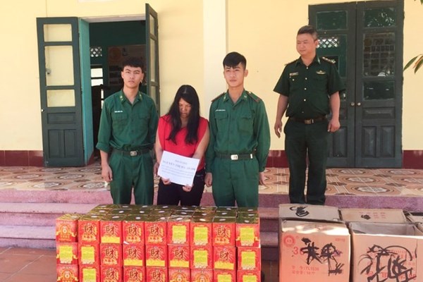 Dùng xe bò chuyển gần 150 kg pháo về quê cho người thân - Anh 1