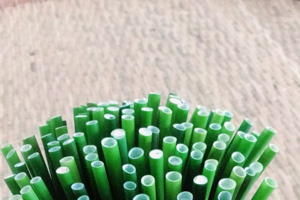 Ống hút “ xanh” xu hướng mới, thân thiện với môi trường - Anh 1