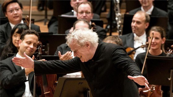 Nhạc trưởng lừng danh Sir Simon Rattle tới Hà Nội biểu diễn - Anh 1