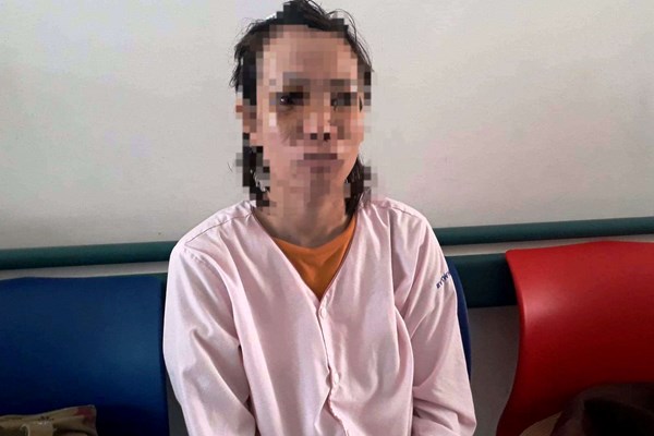 Bực tức đường đi lầy lội, người đàn ông đánh thai phụ đến nhập viện - Anh 1