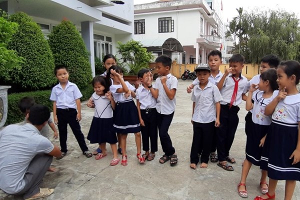 9 học sinh đã đến lớp sau một tháng nghỉ học vì phụ huynh phản đối sáp nhập trường - Anh 1