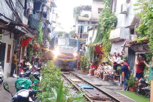 Trước ngày 12.10 hoàn thành giải tán “xóm cà phê đường tàu