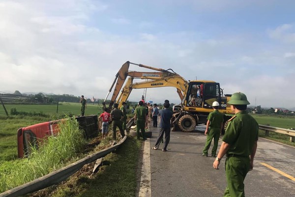 Lật xe giường nằm, 1 người tử vong, hàng chục người bị thương - Anh 2