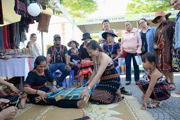 TP Đà Nẵng hỗ trợ cộng đồng người Cơ tu 200 triệu học và đào tạo, truyền nghề điêu khắc gỗ truyền thống - Anh 1