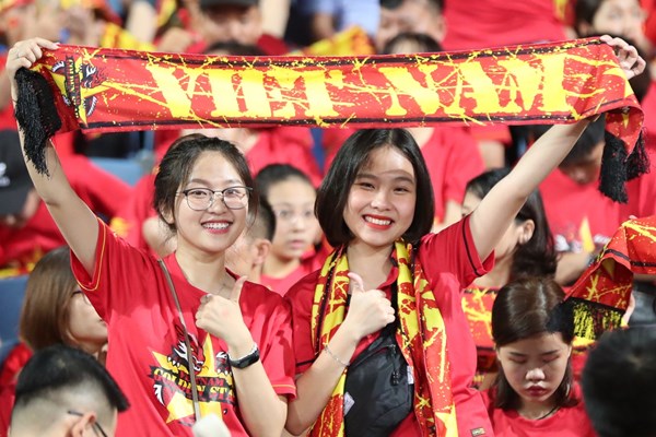 Sắc đỏ đổ bộ “thánh địa” Mỹ Đình - Anh 8