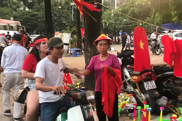 Sắc đỏ đổ bộ “thánh địa” Mỹ Đình - Anh 1