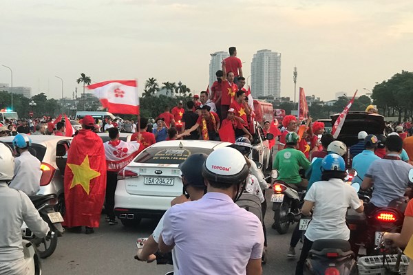 Sắc đỏ đổ bộ “thánh địa” Mỹ Đình - Anh 2