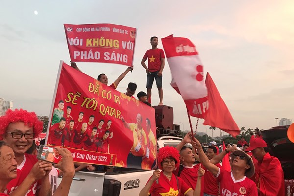 Sắc đỏ đổ bộ “thánh địa” Mỹ Đình - Anh 5