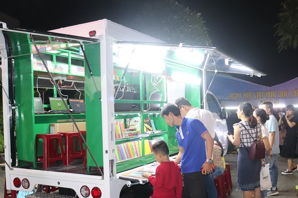 Thư viện KHTH Đà Nẵng ra mắt xe ô tô tư viện lưu động - đa phương tiện - Anh 3