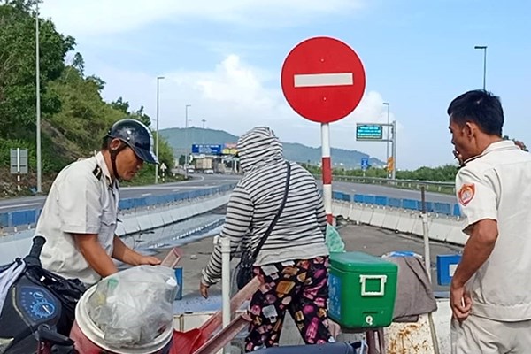 Kiên quyết xử lý tình trạng bán hàng rong, mất ATGT tại đường dẫn Nam hầm Hải Vân - Anh 1