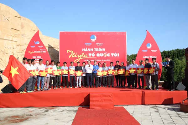 Gần 1.000 thanh niên gửi thông điệp “Tôi yêu Tổ quốc tôi” từ Đất mũi Cà Mau - Anh 1