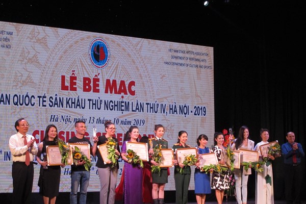 Sân khấu vượt lên từ những “phép thử” - Anh 2