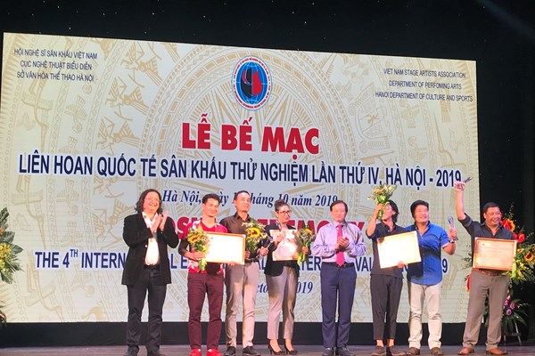 Sân khấu vượt lên từ những “phép thử” - Anh 1
