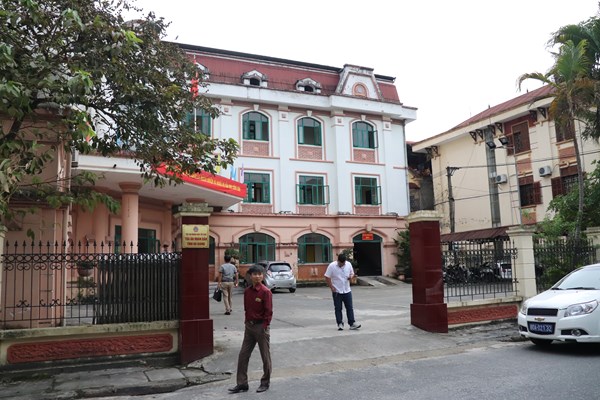 Xét xử sơ thẩm vụ án gian lận điểm thi tại Hà Giang: Nhiều nhân chứng quan trọng không đến tòa - Anh 1