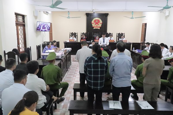 Làm rõ tin nhắn giữa bị cáo Hoài với nhân vật Q trong điện thoại bị công an thu giữ - Anh 1