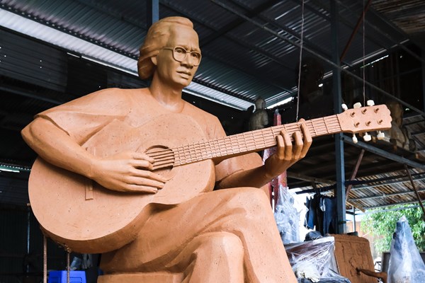 Dựng tượng nghệ thuật nhạc sĩ Trịnh Công Sơn bên bờ biển Quy Nhơn: Cân nhắc tỷ lệ cơ thể vì nhạc sĩ là người nhỏ, gầy... - Anh 1